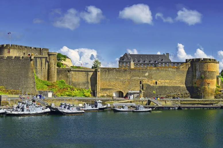 Castillo de Brest, junto con su muralla, en Francia.